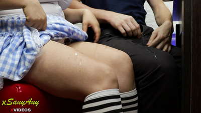 Nighean sgoile òg a’ leum air adhart gu caraid sa chlas air obair-dachaigh-xsanyAny